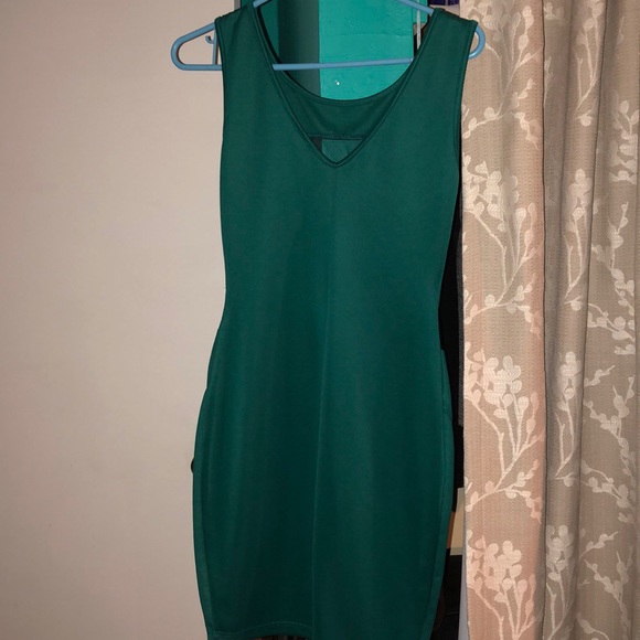 Green dress. Good condition. Worn twice - Picture 2 of 2
